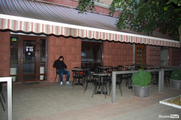 Хтось додивляється останні сни