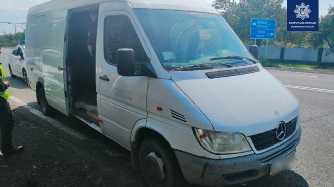 На Волині зловили чоловіка, який перевозив 12 бочок спирту без документів