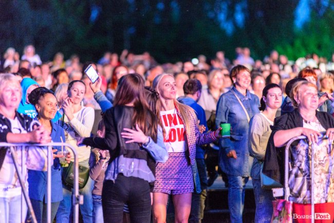 До Винника – навіть на милицях. ФОТОРЕПОРТАЖ із грандіозного концерту у Луцьку