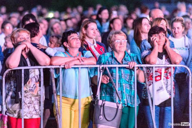 До Винника – навіть на милицях. ФОТОРЕПОРТАЖ із грандіозного концерту у Луцьку
