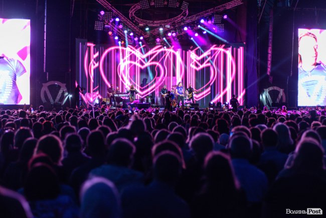 До Винника – навіть на милицях. ФОТОРЕПОРТАЖ із грандіозного концерту у Луцьку