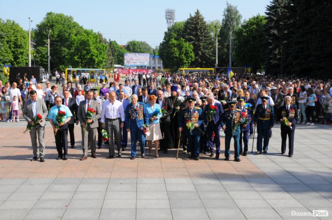 З маками і трояндами: у Луцьку відзначили річницю перемоги над нацизмом. ФОТО