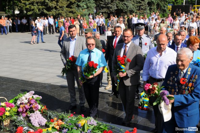 З маками і трояндами: у Луцьку відзначили річницю перемоги над нацизмом. ФОТО