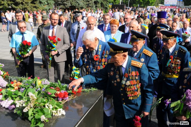 З маками і трояндами: у Луцьку відзначили річницю перемоги над нацизмом. ФОТО