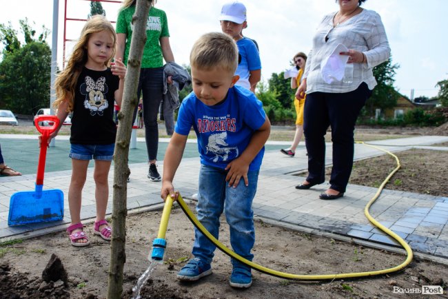 Як мешканці ЖК «Супернова» саджали клени і сакури разом з «Інвестором». ФОТО*