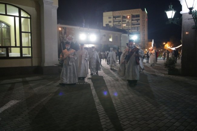Як у Свято-Троїцькому соборі вночі освячували паски. ФОТО