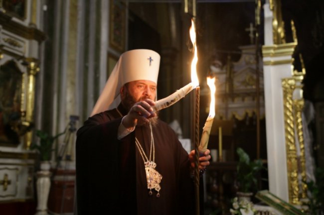 Як у Свято-Троїцькому соборі вночі освячували паски. ФОТО