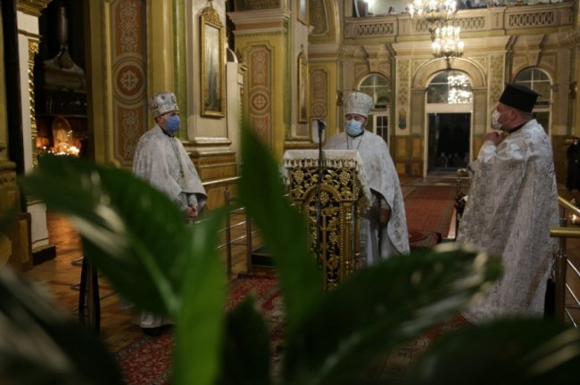 Як у Свято-Троїцькому соборі вночі освячували паски. ФОТО