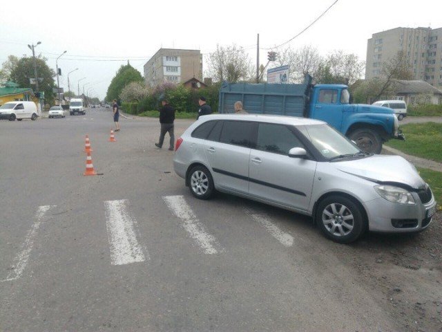 У місті на Волині зіткнулися вантажівка та легковик на єврономерах. ФОТО