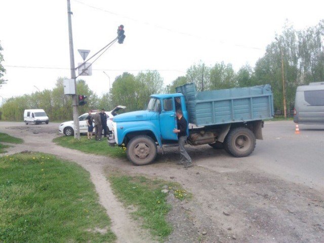У місті на Волині зіткнулися вантажівка та легковик на єврономерах. ФОТО
