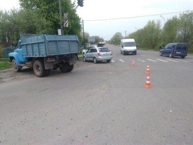 У місті на Волині зіткнулися вантажівка та легковик на єврономерах. ФОТО