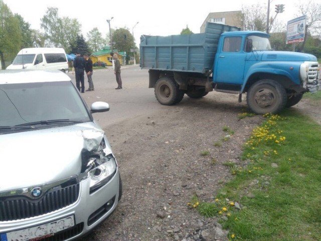 У місті на Волині зіткнулися вантажівка та легковик на єврономерах. ФОТО