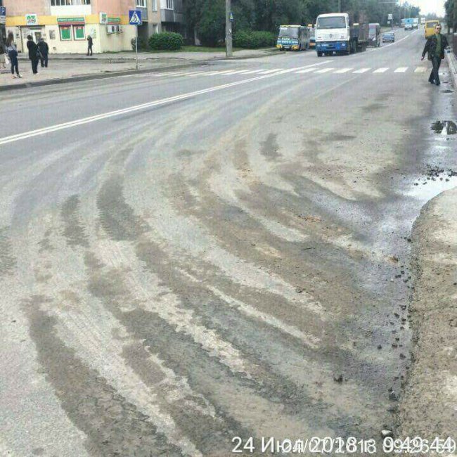 Будівельників у Луцьку змусили прибирати загиджену вулицю