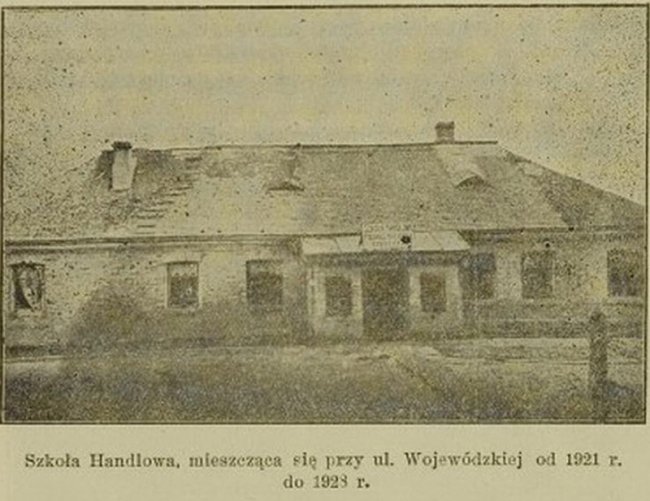 Торгова школа, що знаходилася на вулиці Воєводській у 1921–1923 р. Фото з книги «Akcja kulturalno-oświatowa Polskiej Macierzy Szkolnej w Łucku od 1917 roku», 1931 р.