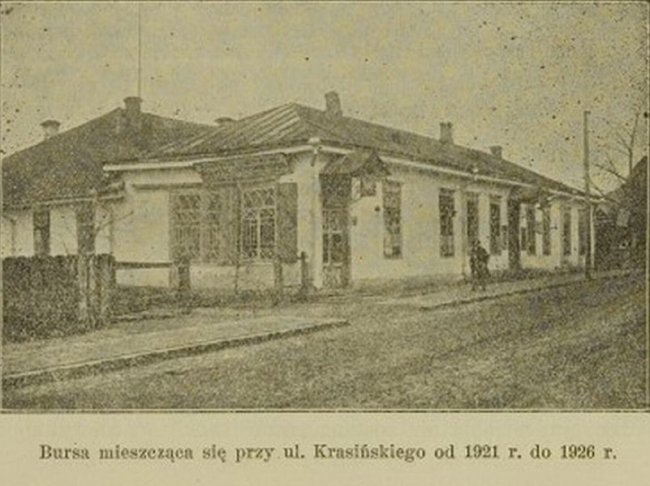 Бурса на вулиці Красінського 1921–1926 рр. Фото з книги «Akcja kulturalno-oświatowa Polskiej Macierzy Szkolnej w Łucku od 1917 roku», 1931 р.