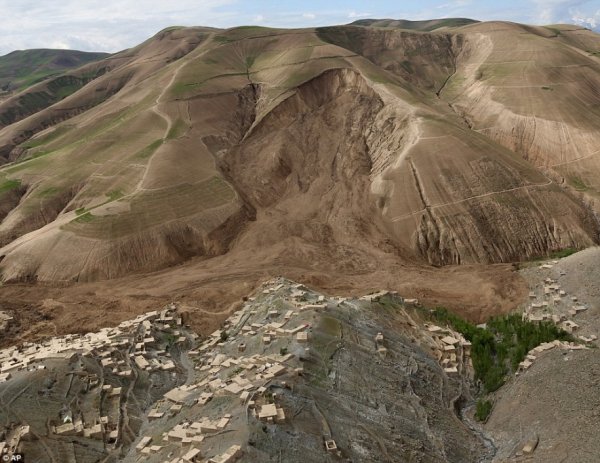 Фото катастрофічного зсуву в Афганістані