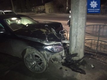 Водійка з Львівщини на «мерсі» влетіла у бетонний стовп. ПОДРОБИЦІ