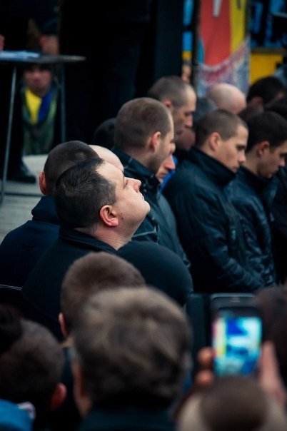 Як у Луцьку «Беркут» ставав на коліна. ФОТО