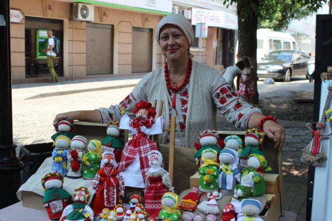 Ляльки, глечики, намиста: у центрі Луцька – колоритний ярмарок. ФОТО