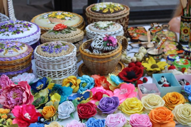 Ляльки, глечики, намиста: у центрі Луцька – колоритний ярмарок. ФОТО