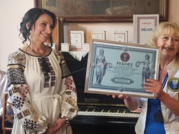 Однією голкою вишила понад пів мільйона літер і знаків: рівнянка увійшла до Книги рекордів України