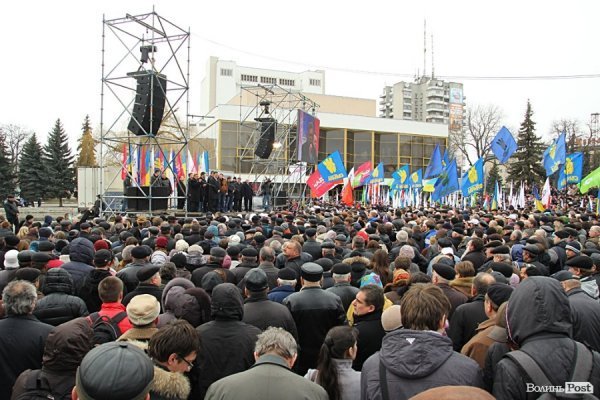 У центрі Луцька - мітинг опозиції. ФОТО. ОНОВЛЕНО