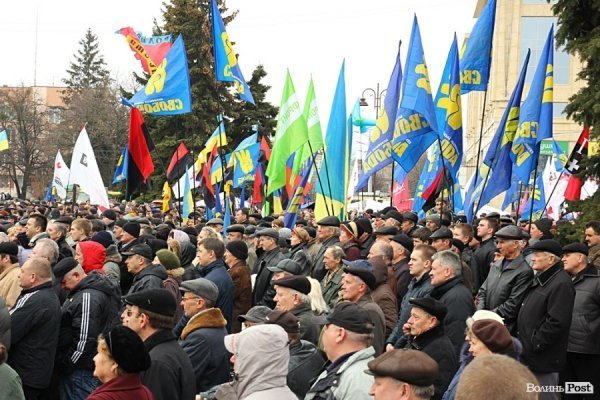 У центрі Луцька - мітинг опозиції. ФОТО. ОНОВЛЕНО
