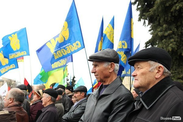 У центрі Луцька - мітинг опозиції. ФОТО. ОНОВЛЕНО