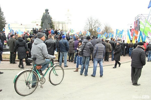 У центрі Луцька - мітинг опозиції. ФОТО. ОНОВЛЕНО