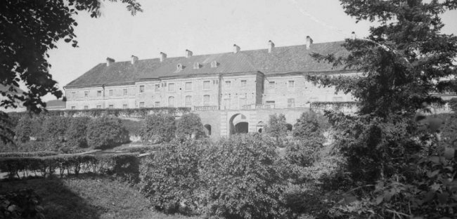 Який вигляд мав замок в Олиці майже 100 років тому. РЕТРОФОТО