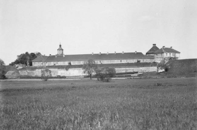 Який вигляд мав замок в Олиці майже 100 років тому. РЕТРОФОТО