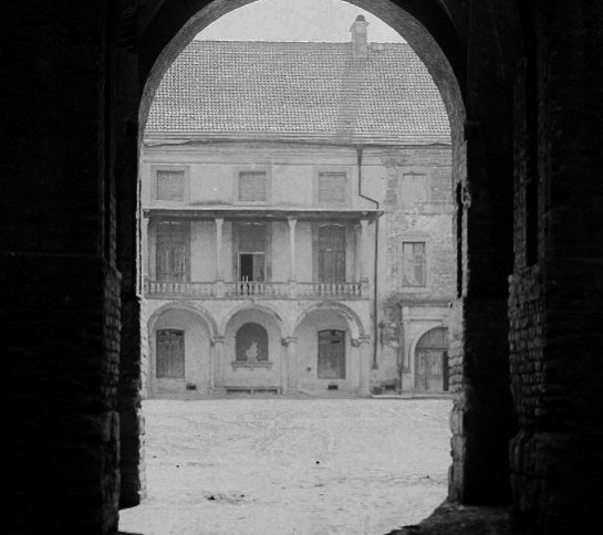 Який вигляд мав замок в Олиці майже 100 років тому. РЕТРОФОТО