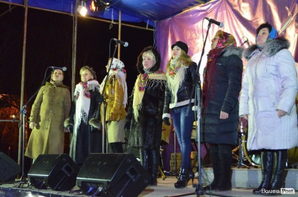 Щедрування на Євромайдані в Луцьку: фаєр-шоу, політичний вертеп і танці. ФОТО