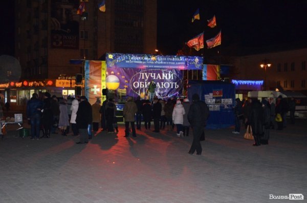 Щедрування на Євромайдані в Луцьку: фаєр-шоу, політичний вертеп і танці. ФОТО