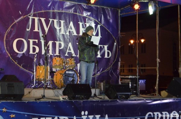 Щедрування на Євромайдані в Луцьку: фаєр-шоу, політичний вертеп і танці. ФОТО