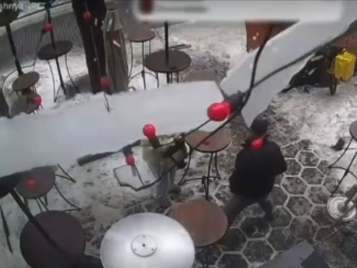 У центрі Луцька на чоловіка впала величезна брила льоду. ВІДЕО