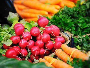 Весняні овочі на луцькому ринку: скільки коштують і чи безпечні. ВІДЕО