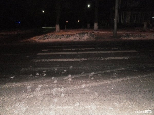 У Луцьку на переході авто збило маму з дитиною. Водій втік. ФОТО