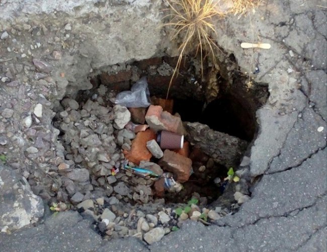 У волинському місті – величезна діра в тротуарі. ФОТО