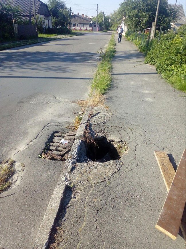 У волинському місті – величезна діра в тротуарі. ФОТО