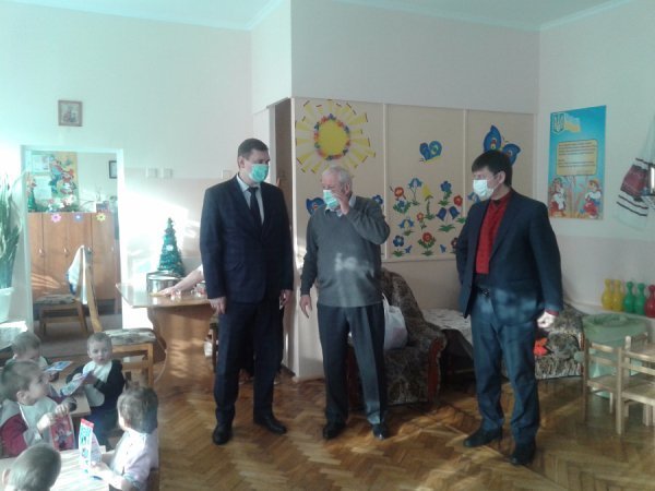 На Різдво банкіри привітали малечу в луцькому будинку дитини