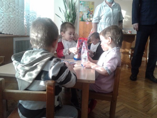 На Різдво банкіри привітали малечу в луцькому будинку дитини