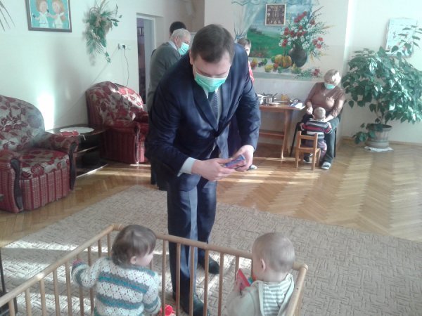 На Різдво банкіри привітали малечу в луцькому будинку дитини