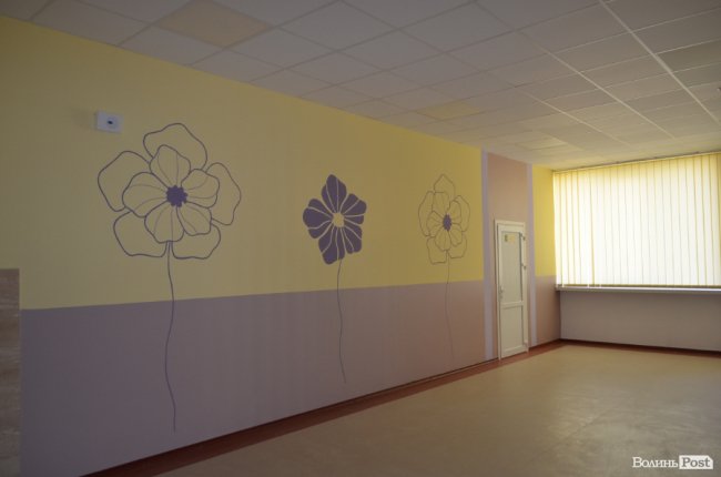 Кольорові стіни, ігрова кімната і басейн: луцька школа №27 зсередини. ФОТО