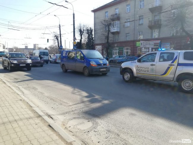 У Луцьку на Ковельській ВАЗ «поцілував» буса. ФОТО