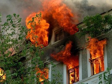 Пожежники витягли з палаючої квартири вагітну жінку