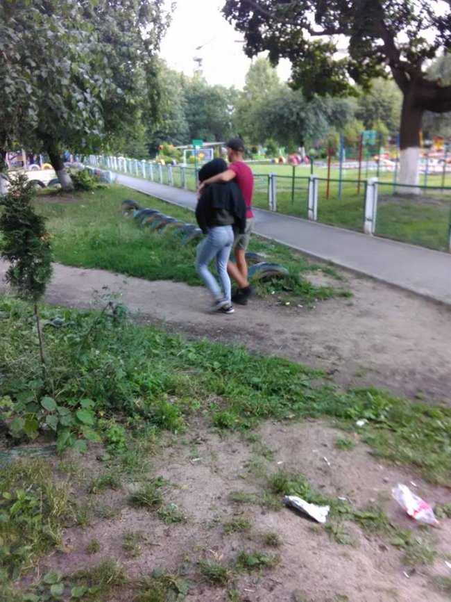 У Луцьку діти пили і курили на майданчику. ФОТО