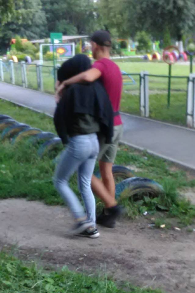 У Луцьку діти пили і курили на майданчику. ФОТО