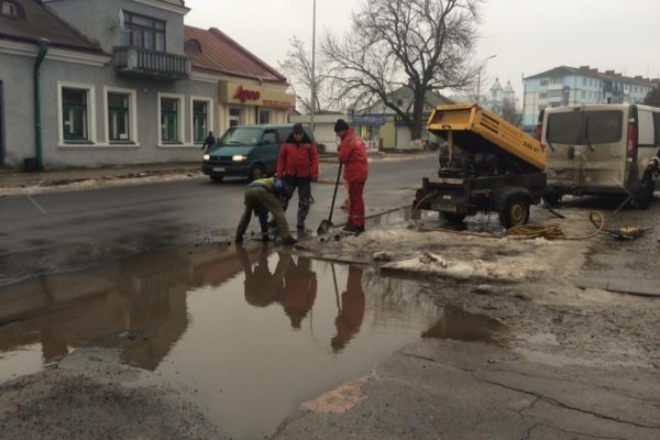 Ремонт дороги по-волинськи: каналізацію «закатали» під асфальт