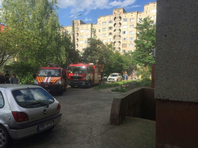 У Рівному горіла багатоповерхівка, евакуювали цілий під'їзд. ФОТО